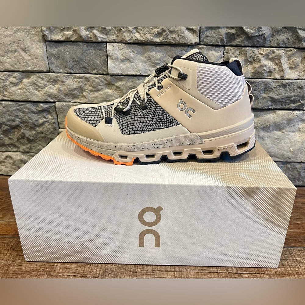 On Running Cloudtrax Sensa Mid-Top in Sand and Black